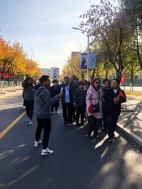 志愿者为盲人朋友讲解校园建筑