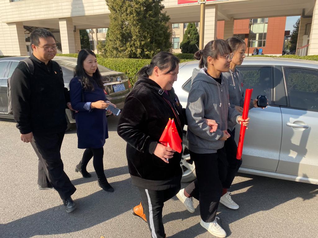 志愿者带领盲人朋友参观校园