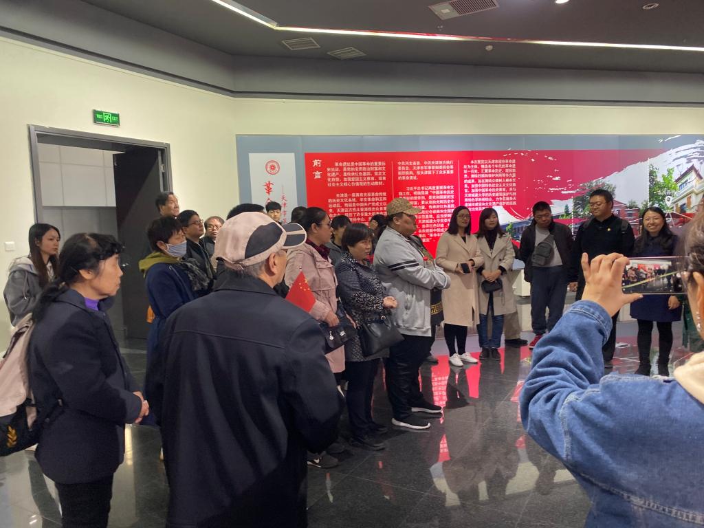 志愿者带领盲人朋友参观历史丰碑展